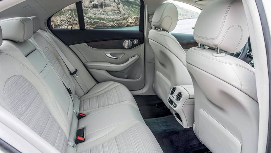 Espaço interno melhor com os 8 cm extras de entre-eixos | <a href="https://preprod.quatrorodas.abril.com.br/carros/impressoes/mercedes-benz-c-250-783412.shtml" rel="migration">Leia mais</a>