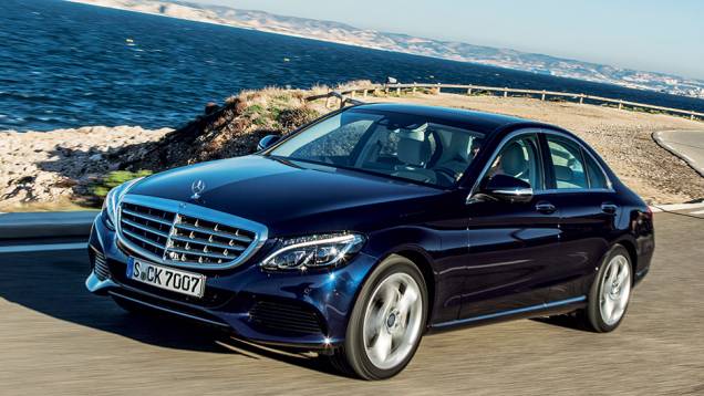 Design focou na elegância em vez da esportividade; lâminas da grade abrem ou fecham para melhorar a aerodinâmica | <a href="https://preprod.quatrorodas.abril.com.br/carros/impressoes/mercedes-benz-c-250-783412.shtml" rel="migration">Leia mais</a> Design focou na elegância em vez da esportividade; lâminas da grade abrem ou fecham para melhorar a aerodinâmica | <a href="https://preprod.quatrorodas.abril.com.br/carros/impressoes/mercedes-benz-c-250-783412.shtml" rel="migration">Leia mais</a>
