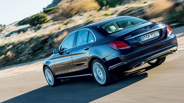 A traseira é quase idêntica à do Classe S | <a href="https://preprod.quatrorodas.abril.com.br/carros/impressoes/mercedes-benz-c-250-783412.shtml" rel="migration">Leia mais</a> A traseira é quase idêntica à do Classe S | <a href="https://preprod.quatrorodas.abril.com.br/carros/impressoes/mercedes-benz-c-250-783412.shtml" rel="migration">Leia mais</a>