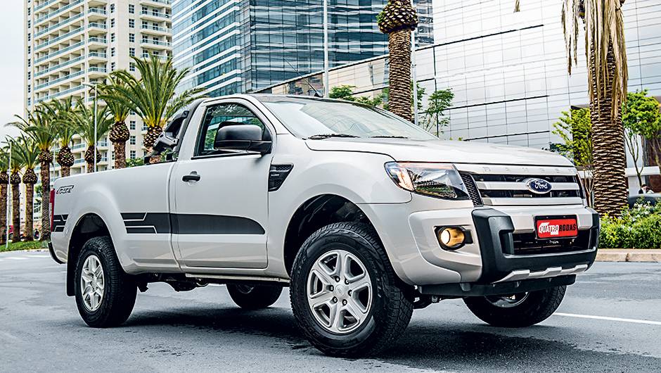 Aplique frontal e faixas laterais s&atilde;o exclusivos da Sport | <a href="https://preprod.quatrorodas.abril.com.br/carros/impressoes/ford-ranger-sport-2-5-782124.shtml" rel="migration">Leia mais</a>
