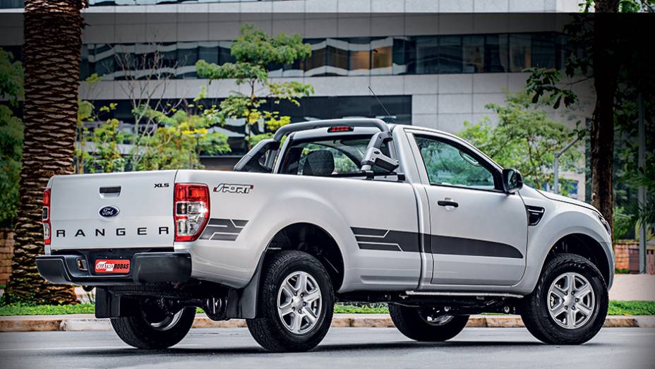 No perfil, adesivos e rodas aro 17| <a href="https://preprod.quatrorodas.abril.com.br/carros/impressoes/ford-ranger-sport-2-5-782124.shtml" rel="migration">Leia mais</a>