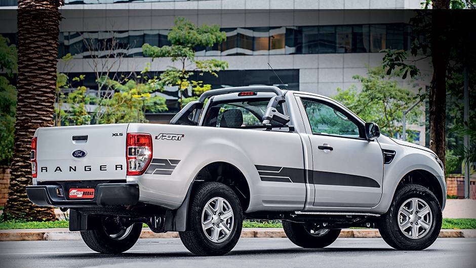 No perfil, adesivos e rodas aro 17| <a href="https://preprod.quatrorodas.abril.com.br/carros/impressoes/ford-ranger-sport-2-5-782124.shtml" rel="migration">Leia mais</a>