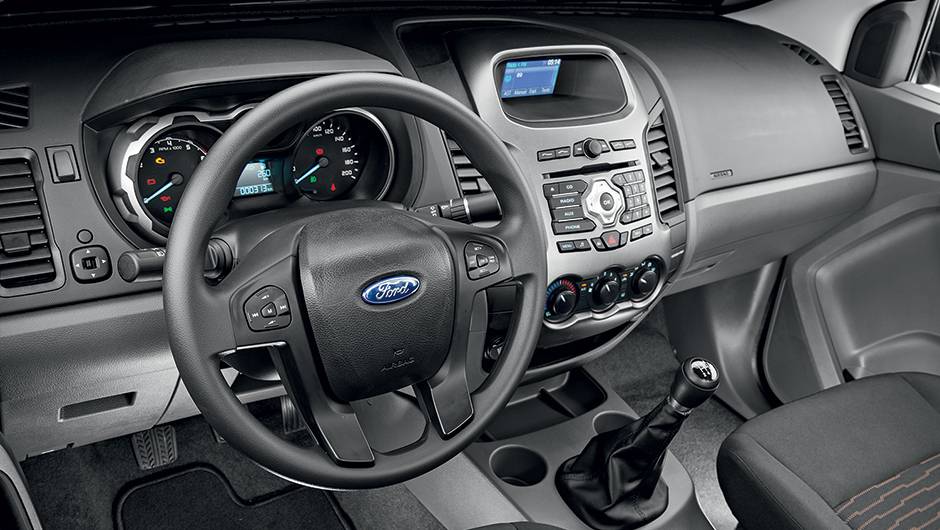 Pacote Sport: comandos de &aacute;udio e piloto autom&aacute;tico no volante | <a href="https://preprod.quatrorodas.abril.com.br/carros/impressoes/ford-ranger-sport-2-5-782124.shtml" rel="migration">Leia mais</a>