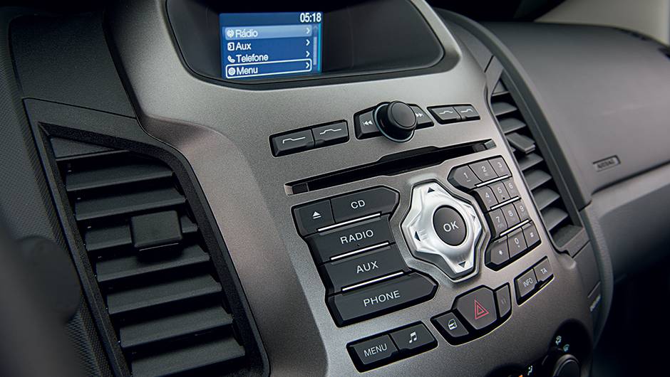 Sistema de som com viva-voz Bluetooth | <a href="https://preprod.quatrorodas.abril.com.br/carros/impressoes/ford-ranger-sport-2-5-782124.shtml" rel="migration">Leia mais</a>