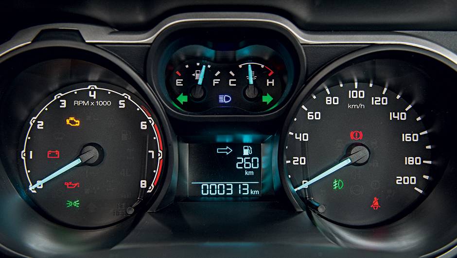 Painel &eacute; o mesmo das demais vers&otilde;es flex | <a href="https://preprod.quatrorodas.abril.com.br/carros/impressoes/ford-ranger-sport-2-5-782124.shtml" rel="migration">Leia mais</a>