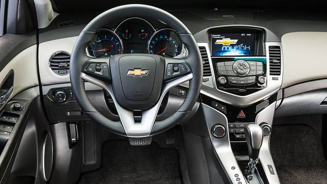 Interior caprichado preza pela ergonomia. É fácil encontrar boa posição de guiar | <a href="https://preprod.quatrorodas.abril.com.br/carros/comparativos/sedas-medios-783295.shtml" rel="migration">Leia mais</a> Interior caprichado preza pela ergonomia. É fácil encontrar boa posição de guiar | <a href="https://preprod.quatrorodas.abril.com.br/carros/comparativos/sedas-medios-783295.shtml" rel="migration">Leia mais</a>