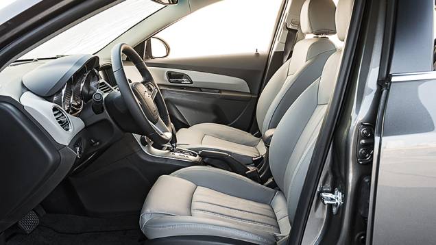 Cruze tem vários itens compartilhados com outros GM | <a href="https://preprod.quatrorodas.abril.com.br/carros/comparativos/sedas-medios-783295.shtml" rel="migration">Leia mais</a> Cruze tem vários itens compartilhados com outros GM | <a href="https://preprod.quatrorodas.abril.com.br/carros/comparativos/sedas-medios-783295.shtml" rel="migration">Leia mais</a>