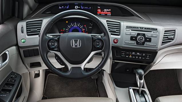 Volante pequeno confere esportividade. Mostradores estão em posição incomum | <a href="https://preprod.quatrorodas.abril.com.br/carros/comparativos/sedas-medios-783295.shtml" rel="migration">Leia mais</a> Volante pequeno confere esportividade. Mostradores estão em posição incomum | <a href="https://preprod.quatrorodas.abril.com.br/carros/comparativos/sedas-medios-783295.shtml" rel="migration">Leia mais</a>