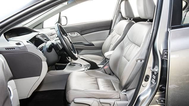 Bancos largos têm espuma macia, ao gosto americano | <a href="https://preprod.quatrorodas.abril.com.br/carros/comparativos/sedas-medios-783295.shtml" rel="migration">Leia mais</a> Bancos largos têm espuma macia, ao gosto americano | <a href="https://preprod.quatrorodas.abril.com.br/carros/comparativos/sedas-medios-783295.shtml" rel="migration">Leia mais</a>