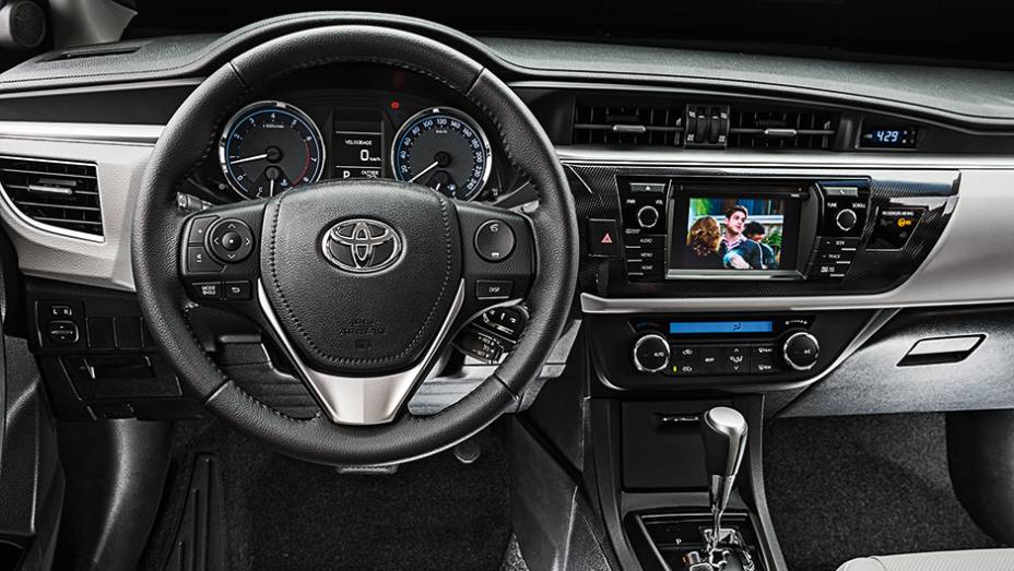 Novo interior tem comandos em posi&ccedil;&atilde;o elevada e... um envelhecido rel&oacute;gio digital | <a href="https://preprod.quatrorodas.abril.com.br/carros/comparativos/sedas-medios-783295.shtml" rel="migration">Leia mais</a>