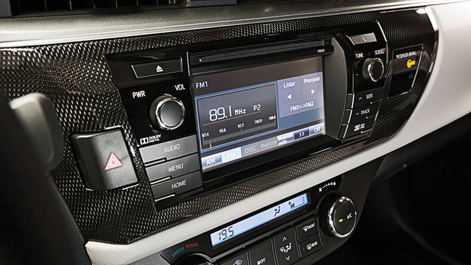 Central tem GPS, TV e c&acirc;mera de r&eacute; | <a href="https://preprod.quatrorodas.abril.com.br/carros/comparativos/sedas-medios-783295.shtml" rel="migration">Leia mais</a>