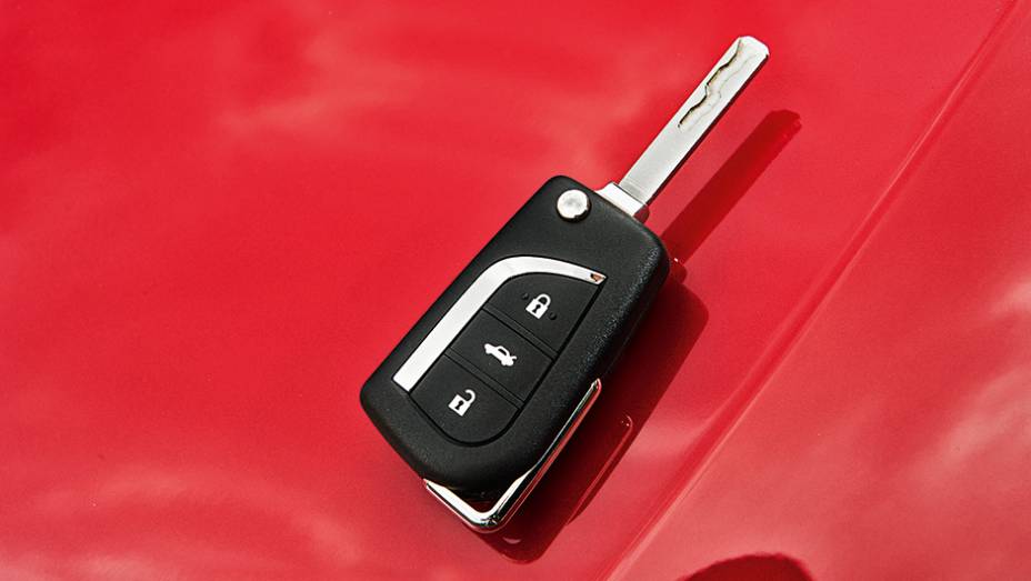 Tipo canivete &eacute; novidade no Corolla | <a href="https://preprod.quatrorodas.abril.com.br/carros/comparativos/sedas-medios-783295.shtml" rel="migration">Leia mais</a>