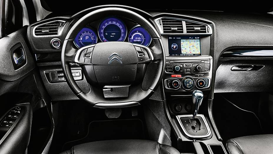 Diâmetro do volante é exageradamente grande. Ar digital é do tipo dual zone | <a href="https://preprod.quatrorodas.abril.com.br/carros/comparativos/sedas-medios-783295.shtml" rel="migration">Leia mais</a>