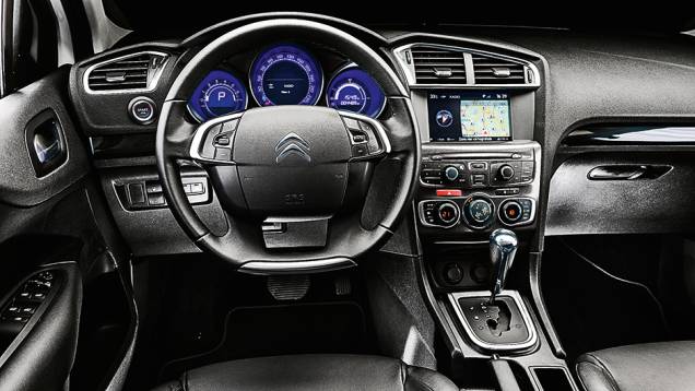 Diâmetro do volante é exageradamente grande. Ar digital é do tipo dual zone | <a href="https://preprod.quatrorodas.abril.com.br/carros/comparativos/sedas-medios-783295.shtml" rel="migration">Leia mais</a> Diâmetro do volante é exageradamente grande. Ar digital é do tipo dual zone | <a href="https://preprod.quatrorodas.abril.com.br/carros/comparativos/sedas-medios-783295.shtml" rel="migration">Leia mais</a>