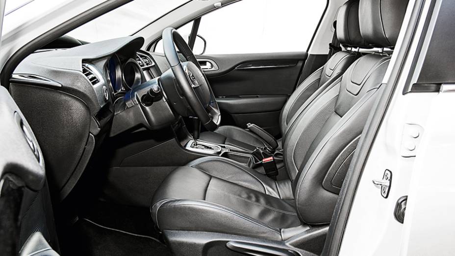 Bancos envolventes têm pegada esportiva | <a href="https://preprod.quatrorodas.abril.com.br/carros/comparativos/sedas-medios-783295.shtml" rel="migration">Leia mais</a>