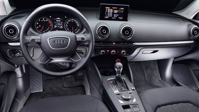 Bem-acabado por dentro, o A3 tem bancos de tecido e ar-condicionado manual | <a href="https://preprod.quatrorodas.abril.com.br/carros/impressoes/audi-a3-sedan-1-4-785149.shtml" rel="migration">Leia mais</a> Bem-acabado por dentro, o A3 tem bancos de tecido e ar-condicionado manual | <a href="https://preprod.quatrorodas.abril.com.br/carros/impressoes/audi-a3-sedan-1-4-785149.shtml" rel="migration">Leia mais</a>