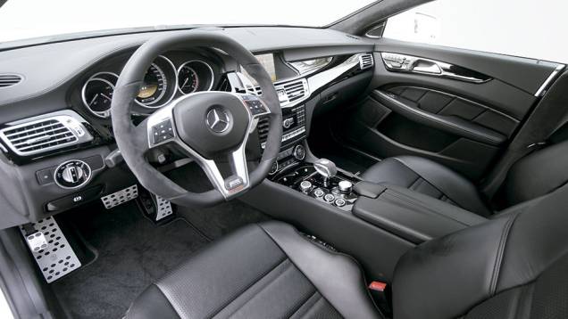 Interior personalizado inclui pedaleiras, volante e grandes borboletas atrás do volante, todos com a marca da empresa | <a href="https://preprod.quatrorodas.abril.com.br/carros/impressoes/brabus-cls-787697.shtml" rel="migration">Leia mais</a> Interior personalizado inclui pedaleiras, volante e grandes borboletas atrás do volante, todos com a marca da empresa | <a href="https://preprod.quatrorodas.abril.com.br/carros/impressoes/brabus-cls-787697.shtml" rel="migration">Leia mais</a>