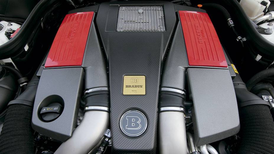 Motor é o V8 biturbo original da AMG, mas retrabalhado para atingir 620 cv | <a href="https://preprod.quatrorodas.abril.com.br/carros/impressoes/brabus-cls-787697.shtml" rel="migration">Leia mais</a>