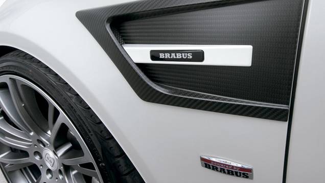 Saída de ar exclusiva de fibra de carbono | <a href="https://preprod.quatrorodas.abril.com.br/carros/impressoes/brabus-cls-787697.shtml" rel="migration">Leia mais</a> Saída de ar exclusiva de fibra de carbono | <a href="https://preprod.quatrorodas.abril.com.br/carros/impressoes/brabus-cls-787697.shtml" rel="migration">Leia mais</a>