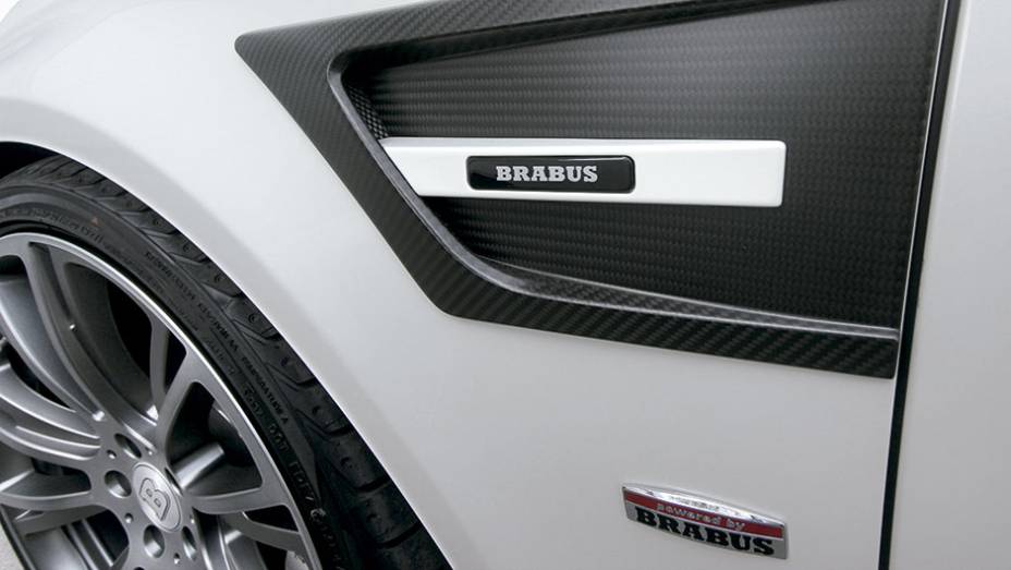 Saída de ar exclusiva de fibra de carbono | <a href="https://preprod.quatrorodas.abril.com.br/carros/impressoes/brabus-cls-787697.shtml" rel="migration">Leia mais</a> Saída de ar exclusiva de fibra de carbono | <a href="https://preprod.quatrorodas.abril.com.br/carros/impressoes/brabus-cls-787697.shtml" rel="migration">Leia mais</a>