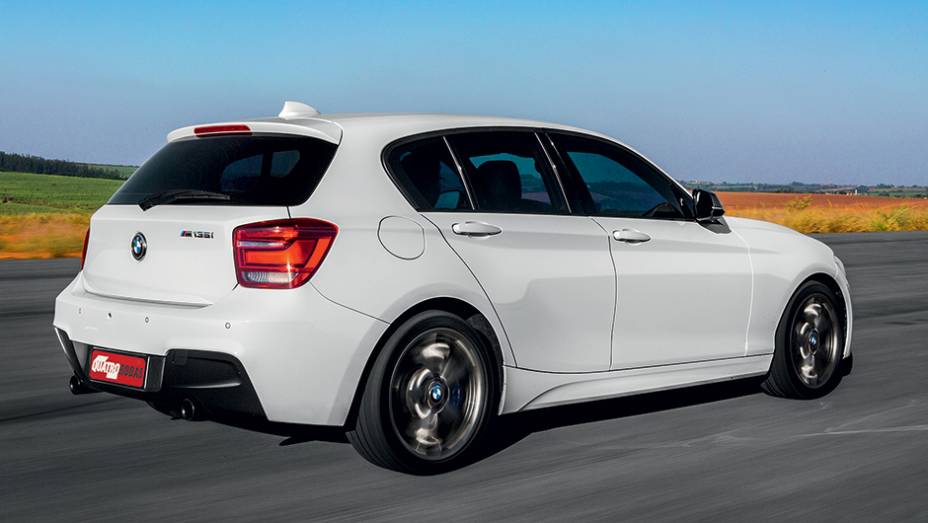 M135i aposta em discrição. Seu trunfo é diversão | <a href="https://preprod.quatrorodas.abril.com.br/carros/comparativos/45-amg-x-s3-x-m135i-787525.shtml" rel="migration">Leia mais</a>