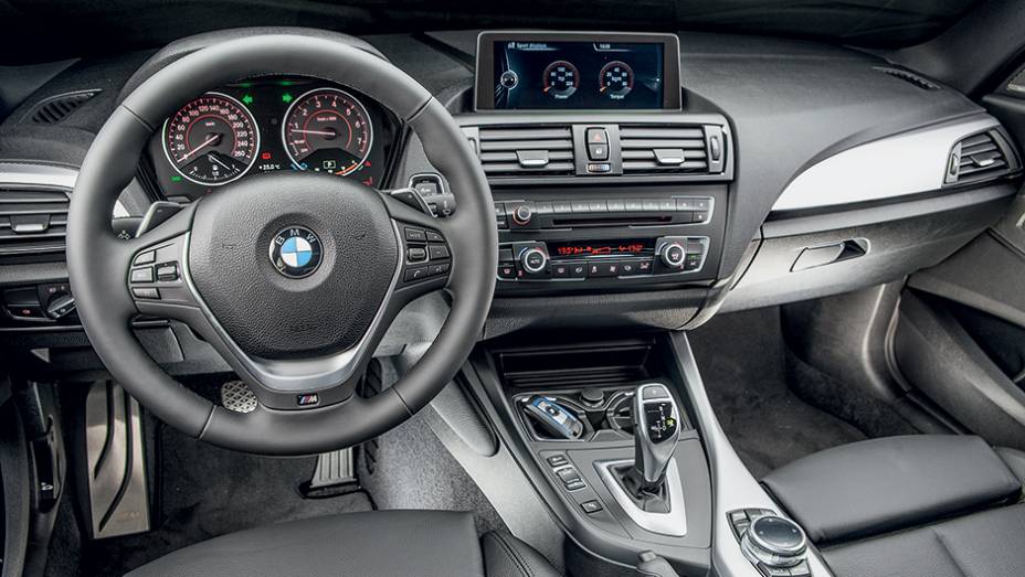 BMW é máquina de diversão. Volante é quase vertical e o motorista "veste" o carro. Não há melhor | <a href="https://preprod.quatrorodas.abril.com.br/carros/comparativos/45-amg-x-s3-x-m135i-787525.shtml" rel="migration">Leia mais</a>