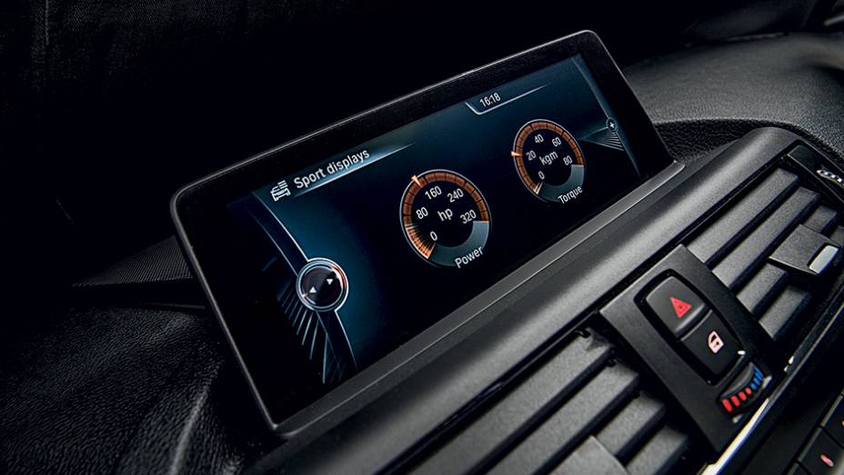 Mostradores exibem potência e torque | <a href="https://preprod.quatrorodas.abril.com.br/carros/comparativos/45-amg-x-s3-x-m135i-787525.shtml" rel="migration">Leia mais</a> Mostradores exibem potência e torque | <a href="https://preprod.quatrorodas.abril.com.br/carros/comparativos/45-amg-x-s3-x-m135i-787525.shtml" rel="migration">Leia mais</a>