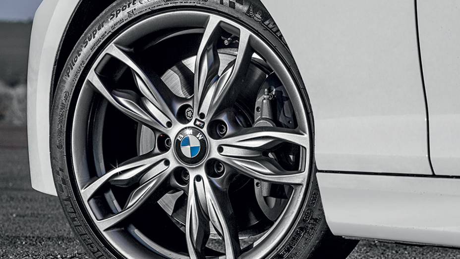 Pneus têm medidas distintas nos eixos | <a href="https://preprod.quatrorodas.abril.com.br/carros/comparativos/45-amg-x-s3-x-m135i-787525.shtml" rel="migration">Leia mais</a> Pneus têm medidas distintas nos eixos | <a href="https://preprod.quatrorodas.abril.com.br/carros/comparativos/45-amg-x-s3-x-m135i-787525.shtml" rel="migration">Leia mais</a>