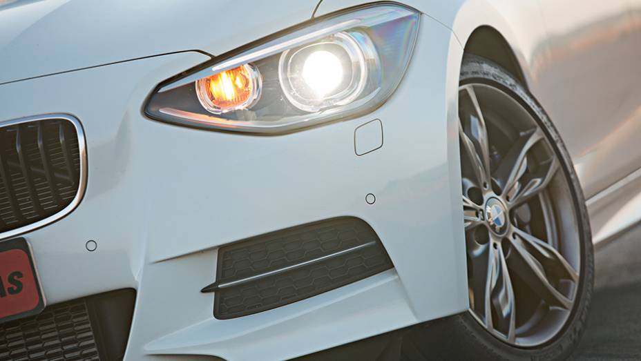 Assinatura visual do M135i é notória | <a href="https://preprod.quatrorodas.abril.com.br/carros/comparativos/45-amg-x-s3-x-m135i-787525.shtml" rel="migration">Leia mais</a> Assinatura visual do M135i é notória | <a href="https://preprod.quatrorodas.abril.com.br/carros/comparativos/45-amg-x-s3-x-m135i-787525.shtml" rel="migration">Leia mais</a>