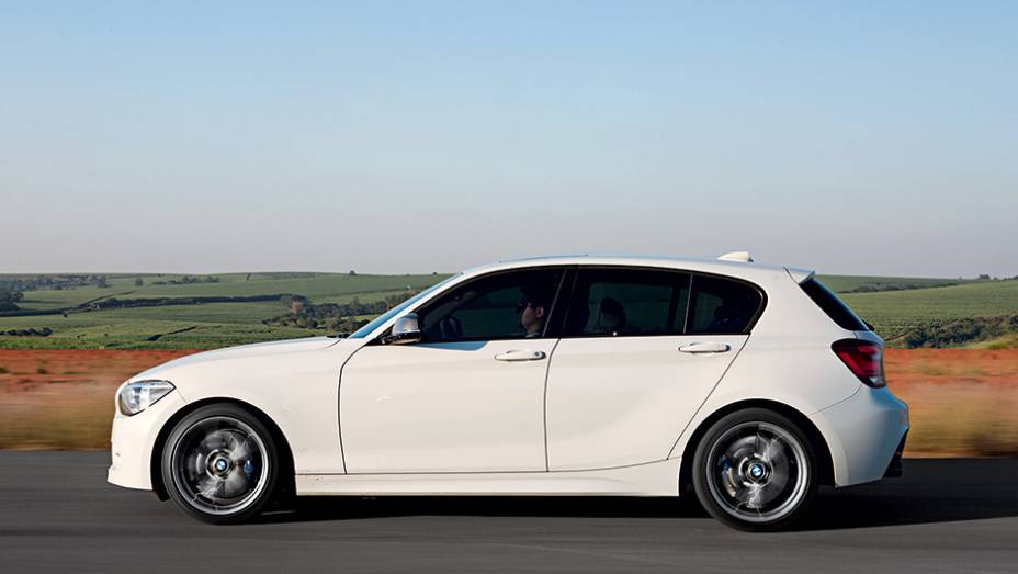 Só o BMW tem tração traseira, o que é uma garantia de diversão | <a href="https://preprod.quatrorodas.abril.com.br/carros/comparativos/45-amg-x-s3-x-m135i-787525.shtml" rel="migration">Leia mais</a> Só o BMW tem tração traseira, o que é uma garantia de diversão | <a href="https://preprod.quatrorodas.abril.com.br/carros/comparativos/45-amg-x-s3-x-m135i-787525.shtml" rel="migration">Leia mais</a>