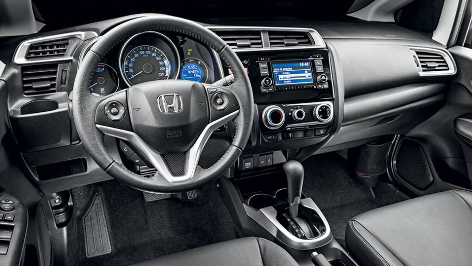 Centro do painel voltado para o piloto: sensação de cockpit | <a href="https://preprod.quatrorodas.abril.com.br/carros/testes/honda-fit-exl-1-5-786780.shtml" rel="migration">Leia mais</a>