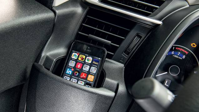 Porta-copo à esquerda do volante ganhou tampa retrátil,
| <a href="https://preprod.quatrorodas.abril.com.br/carros/testes/honda-fit-exl-1-5-786780.shtml" rel="migration">Leia mais</a> Porta-copo à esquerda do volante ganhou tampa retrátil,
| <a href="https://preprod.quatrorodas.abril.com.br/carros/testes/honda-fit-exl-1-5-786780.shtml" rel="migration">Leia mais</a>