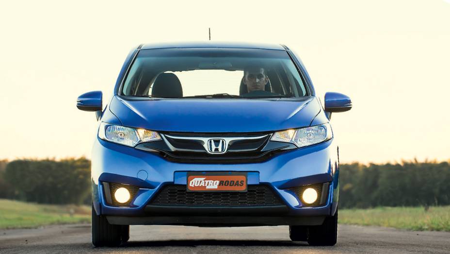 Faróis de dupla parábola ficaram de fora do Fit brasileiro | <a href="https://preprod.quatrorodas.abril.com.br/carros/testes/honda-fit-exl-1-5-786780.shtml" rel="migration">Leia mais</a>