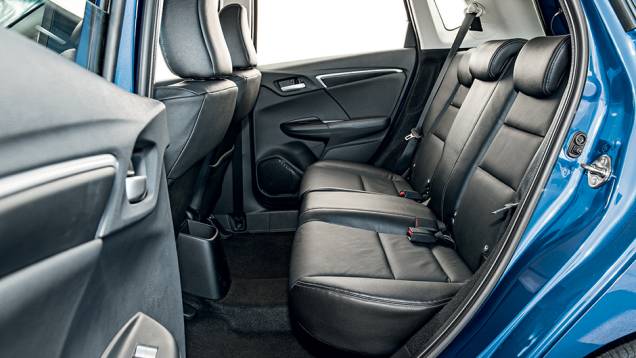 atrás, o novo Fit tem mais espaço para ombros e pernas | <a href="https://preprod.quatrorodas.abril.com.br/carros/testes/honda-fit-exl-1-5-786780.shtml" rel="migration">Leia mais</a>
atrás, o novo Fit tem mais espaço para ombros e pernas | <a href="https://preprod.quatrorodas.abril.com.br/carros/testes/honda-fit-exl-1-5-786780.shtml" rel="migration">Leia mais</a>