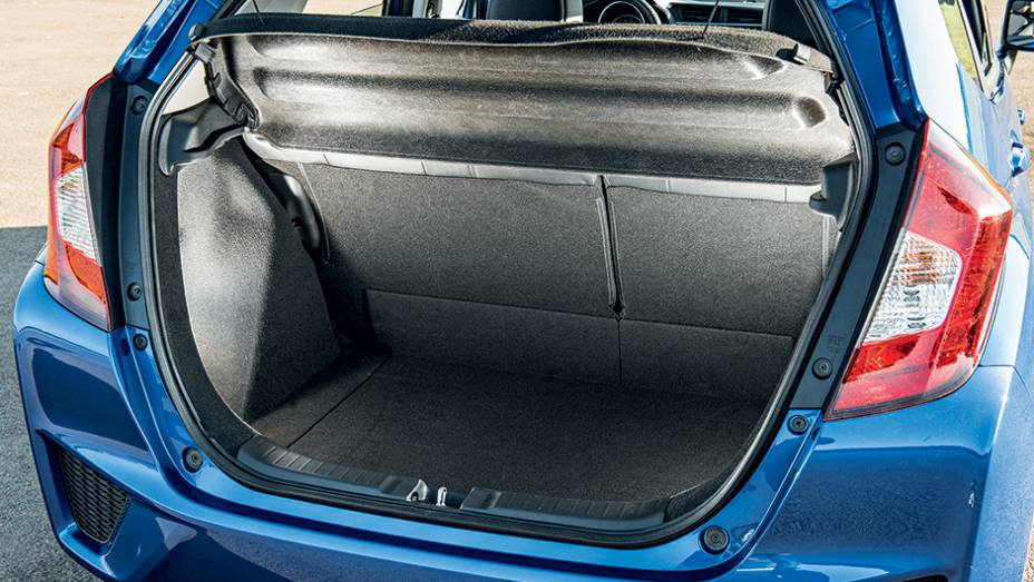 O porta-malas diminuiu: caiu de 384 para 363 litros | <a href="https://preprod.quatrorodas.abril.com.br/carros/testes/honda-fit-exl-1-5-786780.shtml" rel="migration">Leia mais</a>