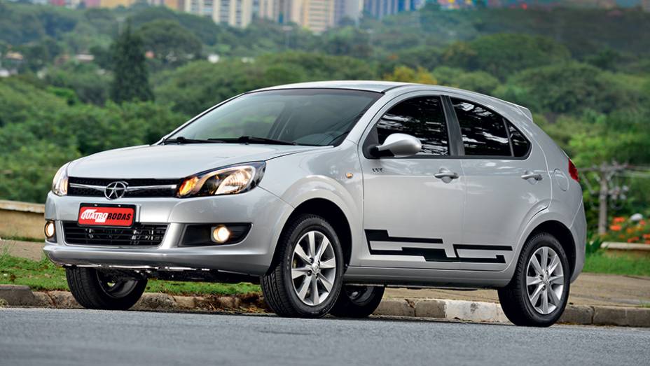 Só rodas e faixas decorativas dão cara própria à versão S | <a href="https://preprod.quatrorodas.abril.com.br/carros/impressoes/jac-j3-s-785154.shtml" rel="migration">Leia mais</a> Só rodas e faixas decorativas dão cara própria à versão S | <a href="https://preprod.quatrorodas.abril.com.br/carros/impressoes/jac-j3-s-785154.shtml" rel="migration">Leia mais</a>