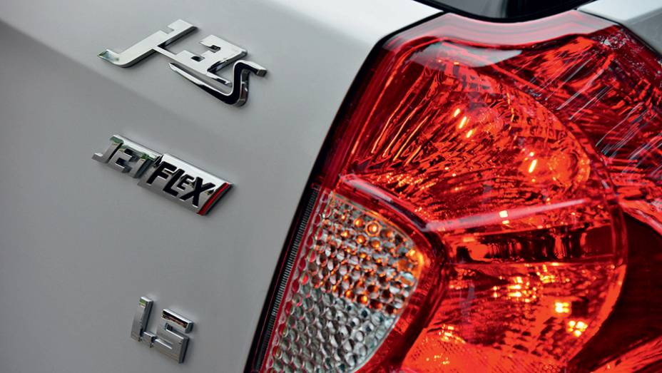 Logotipo J3 s lembra ideograma chin&ecirc;s | <a href="https://preprod.quatrorodas.abril.com.br/carros/impressoes/jac-j3-s-785154.shtml" rel="migration">Leia mais</a>
