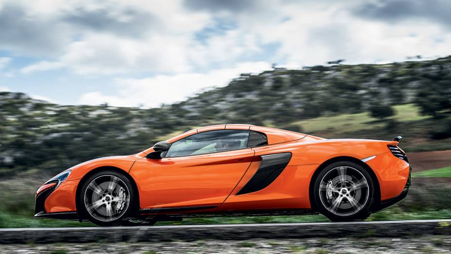 O McLaren conversível fica com jeitão de cupê com a capota rígida | <a href="https://preprod.quatrorodas.abril.com.br/carros/impressoes/mclaren-650s-787311.shtml" rel="migration">Leia mais</a>