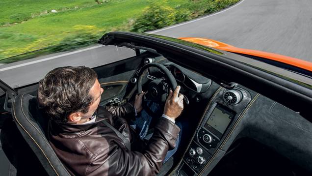 Sem ela, o piloto pode sentir no rosto as velocidades acima de 300 km/h | <a href="https://preprod.quatrorodas.abril.com.br/carros/impressoes/mclaren-650s-787311.shtml" rel="migration">Leia mais</a> Sem ela, o piloto pode sentir no rosto as velocidades acima de 300 km/h | <a href="https://preprod.quatrorodas.abril.com.br/carros/impressoes/mclaren-650s-787311.shtml" rel="migration">Leia mais</a>