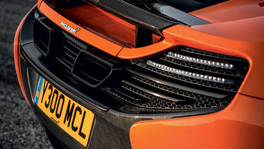 Escapes ficam escondidos no painel traseiro | <a href="https://preprod.quatrorodas.abril.com.br/carros/impressoes/mclaren-650s-787311.shtml" rel="migration">Leia mais</a>