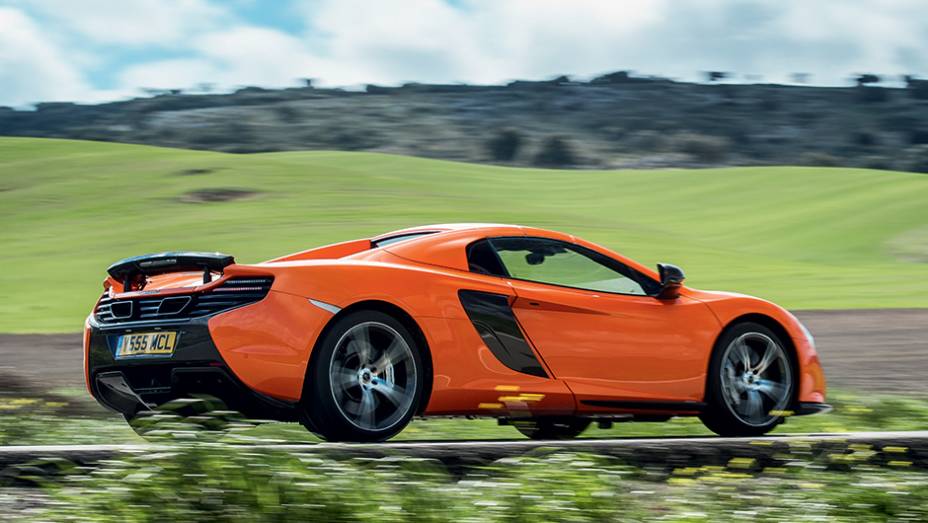 Asa traseira trabalha como o DRS da F-1 | <a href="https://preprod.quatrorodas.abril.com.br/carros/impressoes/mclaren-650s-787311.shtml" rel="migration">Leia mais</a>