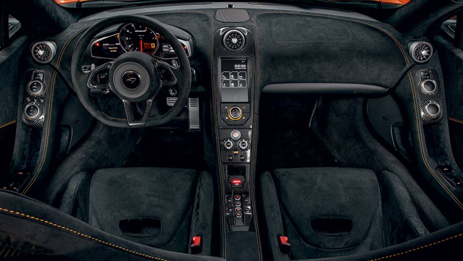 Interior com muito revestimento Alcantara e fibra de carbono | <a href="https://preprod.quatrorodas.abril.com.br/carros/impressoes/mclaren-650s-787311.shtml" rel="migration">Leia mais</a>