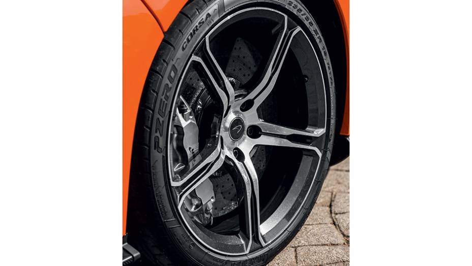 Rodas aro 19 na frente | <a href="https://preprod.quatrorodas.abril.com.br/carros/impressoes/mclaren-650s-787311.shtml" rel="migration">Leia mais</a>