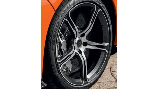 Rodas aro 19 na frente | <a href="https://preprod.quatrorodas.abril.com.br/carros/impressoes/mclaren-650s-787311.shtml" rel="migration">Leia mais</a> Rodas aro 19 na frente | <a href="https://preprod.quatrorodas.abril.com.br/carros/impressoes/mclaren-650s-787311.shtml" rel="migration">Leia mais</a>