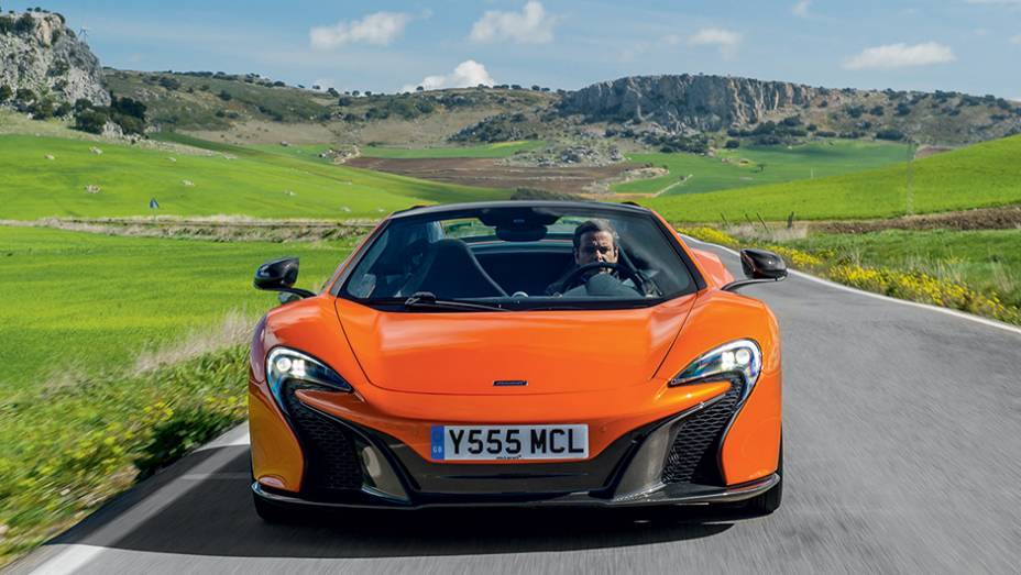 Faróis imitam logo da McLaren | <a href="https://preprod.quatrorodas.abril.com.br/carros/impressoes/mclaren-650s-787311.shtml" rel="migration">Leia mais</a>