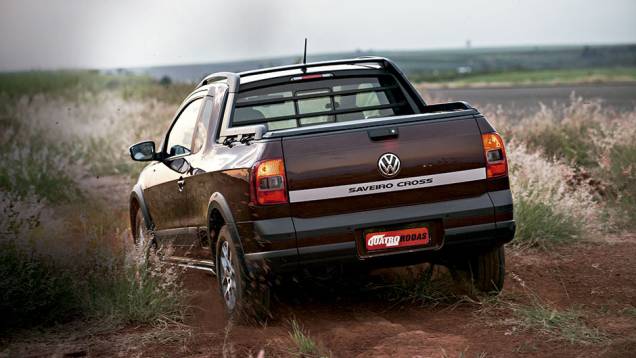 Junto ao brake-light, spots de iluminação da caçamba | <a href="https://preprod.quatrorodas.abril.com.br/carros/comparativos/saveiro-x-strada-787696.shtml" rel="migration">Leia mais</a> Junto ao brake-light, spots de iluminação da caçamba | <a href="https://preprod.quatrorodas.abril.com.br/carros/comparativos/saveiro-x-strada-787696.shtml" rel="migration">Leia mais</a>