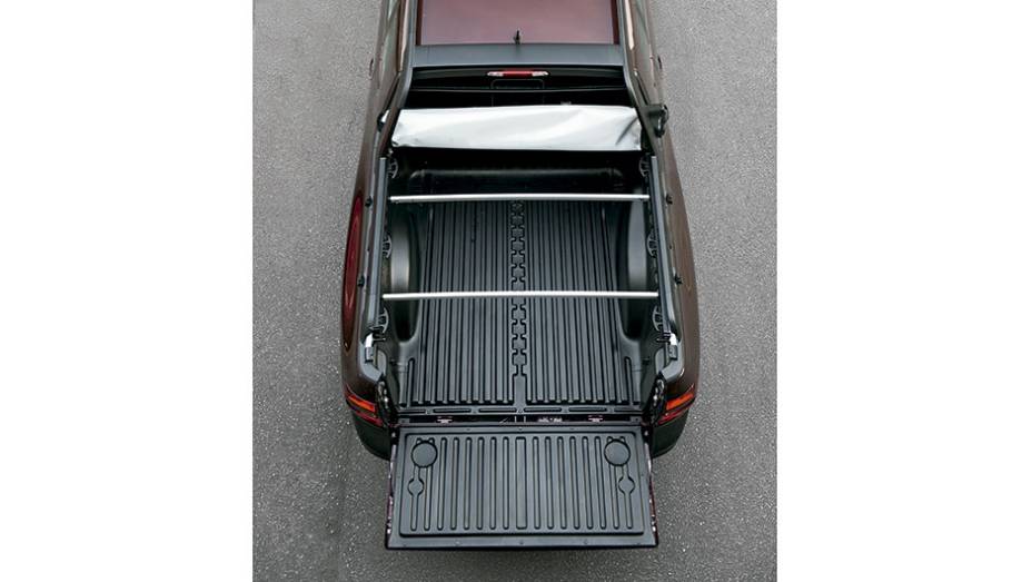 Ca&ccedil;amba leva 734 litros | <a href="https://preprod.quatrorodas.abril.com.br/carros/comparativos/saveiro-x-strada-787696.shtml" rel="migration">Leia mais</a>