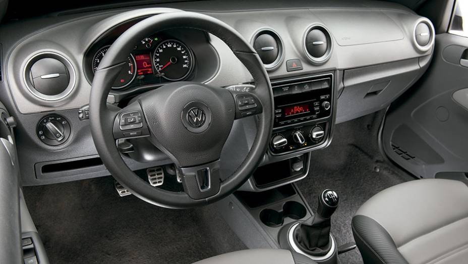 Volante multifuncional &eacute; o destaque da cabine | <a href="https://preprod.quatrorodas.abril.com.br/carros/comparativos/saveiro-x-strada-787696.shtml" rel="migration">Leia mais</a>