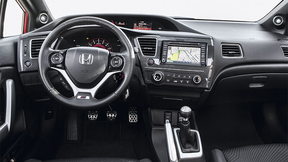 Dianteira tem desenho mais alinhado &agrave; nova linguagem de estilo da Honda | <a href="https://preprod.quatrorodas.abril.com.br/reportagens/geral/vale-esperar-honda-civic-si-795078.shtml" rel="migration">Leia mais</a>