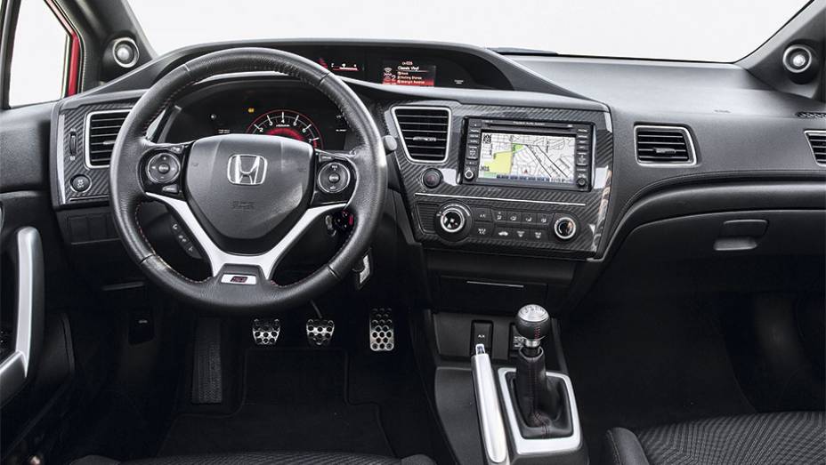 Dianteira tem desenho mais alinhado &agrave; nova linguagem de estilo da Honda | <a href="https://preprod.quatrorodas.abril.com.br/reportagens/geral/vale-esperar-honda-civic-si-795078.shtml" rel="migration">Leia mais</a>
